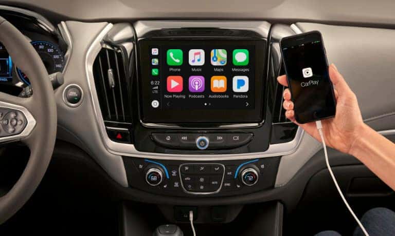 2019 Chevy Traverse interior tech CarPlay