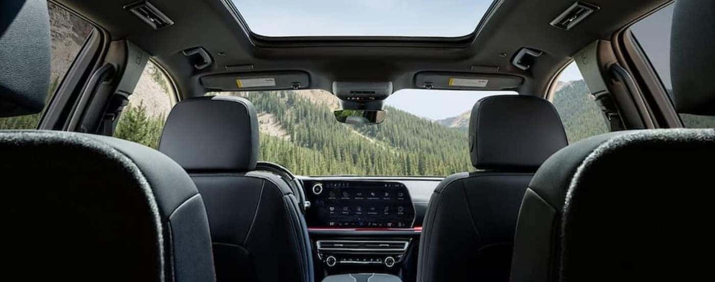 The black interior is shown in a 2025 Chevy Traverse.