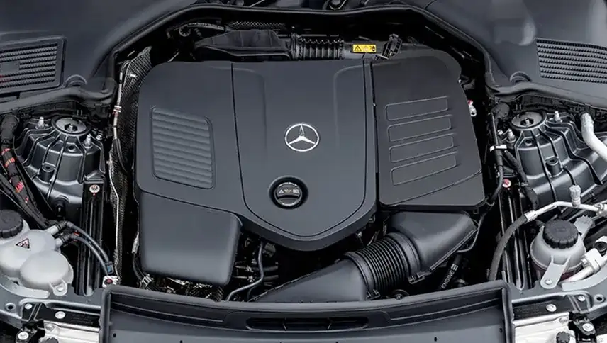 The 2.0L inline-4 turbocharged engine with mild hybrid drive under the hood of the C 300.