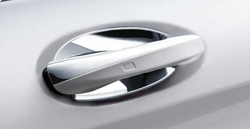 Chrome insert fitted behind the exterior door handle of the C-Class.