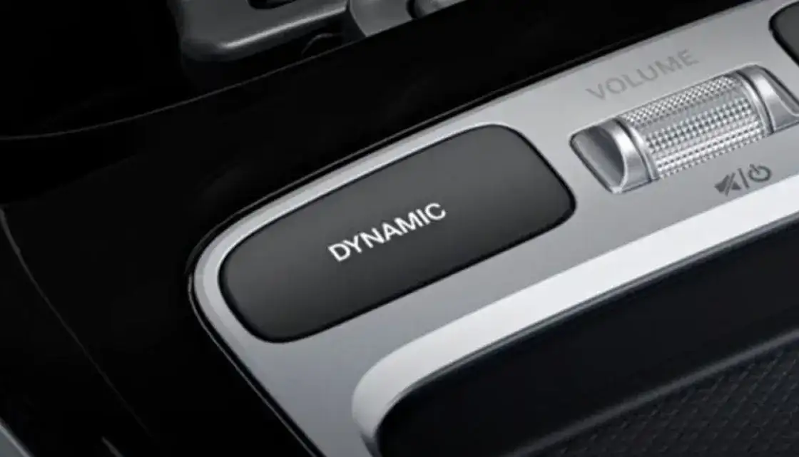 Central touchscreen showing the DYNAMIC SELECT drive programs.