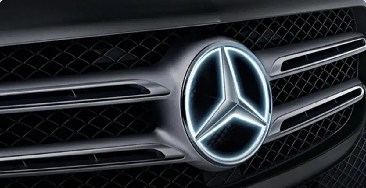 Illuminated Mercedes-Benz Star glowing white at the centre of the GLB grille.