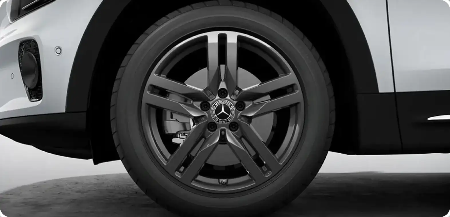 18-inch twin 5-spoke wheel and black wheel-arch trim on a white GLB.