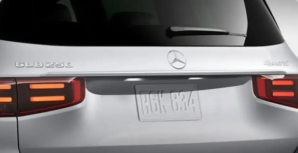Chrome trim strip above the licence plate on the liftgate of a white GLB 250.