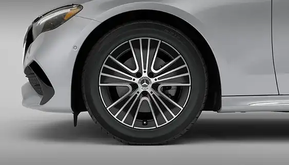 18-inch five-spoke alloy wheel in dark grey with thin silver ribs on the E 350 4MATIC Sedan.