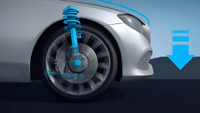 E 350 4MATIC Sedan driving through a bend with AGILITY CONTROL selective damping adjusting the suspension.