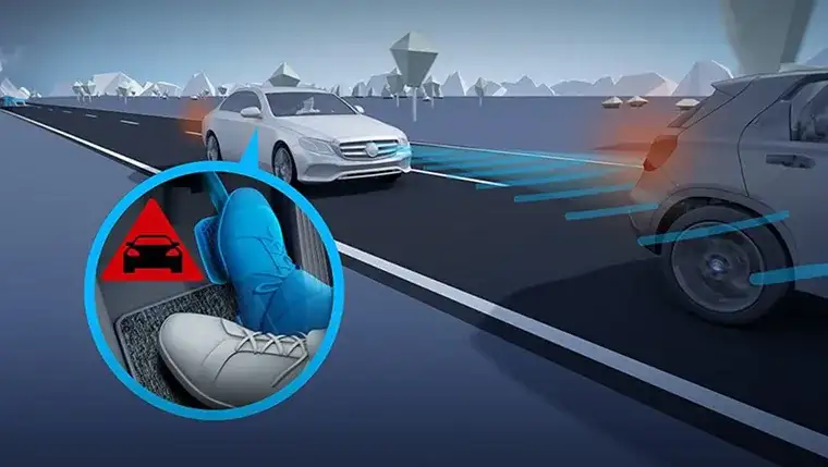 Illustration of the GLC braking behind a slowing vehicle with Active Brake Assist engaged.