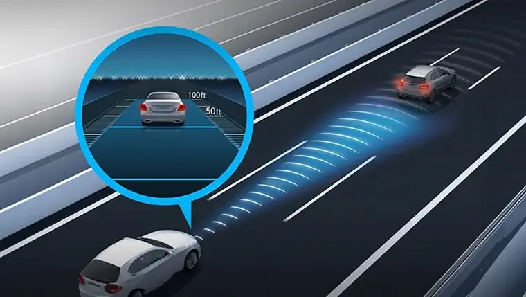 Illustration of the GLC holding a set distance behind traffic with DISTRONIC active.