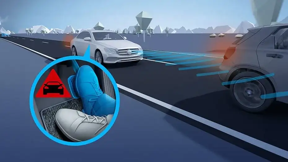 Illustration of Active Brake Assist detecting a hazard in the road ahead of the GLC.