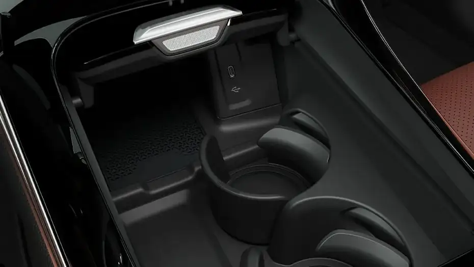 Inductive wireless charging tray in the front-cabin console of the GLC 300.