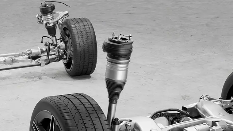 Cutaway of the AIRMATIC air suspension strut between the front wheels