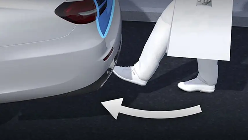 Illustration of a foot sweeping under the rear bumper to open the liftgate