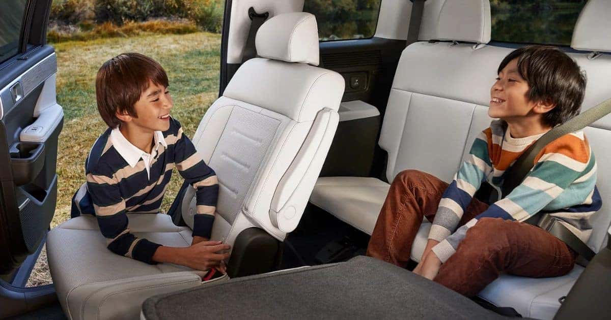 Los asientos tipo capitán de la segunda fila del Hyundai Santa Fe 2026 facilitan el acceso a la parte trasera.