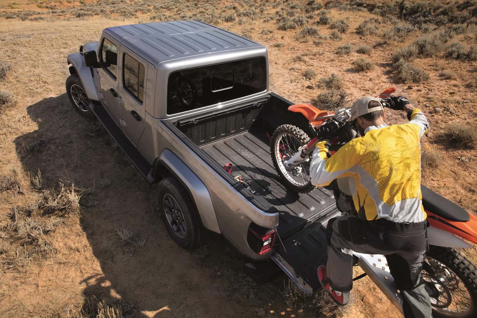 2021 Jeep Gladiator Rubicon hauling dirt bike