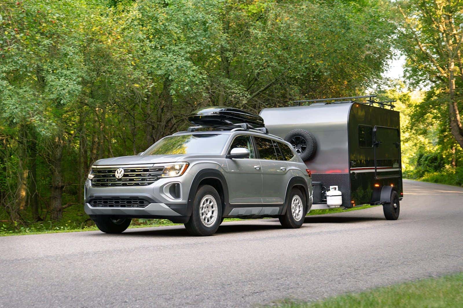 2026 Volkswagen Atlas SEL R-Line with 5,000 lbs towing capacity hauling a trailer down a country road, serving Aiken SC and Thoroughbred Country equestrians