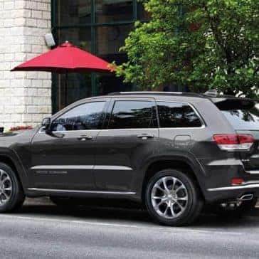 2019-Jeep-Grand-Cherokee-parked-near-cafe