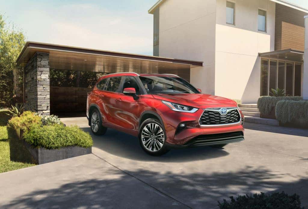 A Toyota Hybrid for Everyone at Penn Toyota | 2020 Toyota Highlander Hybrid parked in driveway