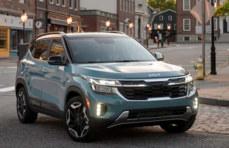 2025 Kia Seltos turning on city street