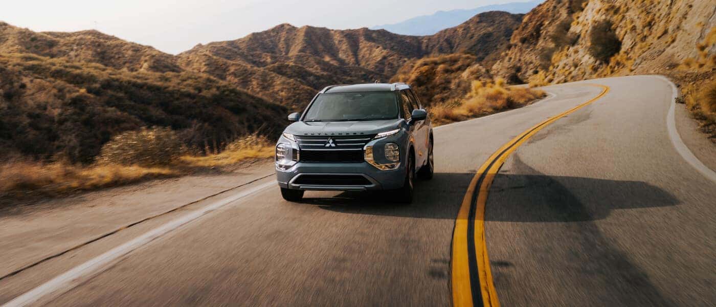 2025 Mitsubish Outlander Exterior Driving Head On