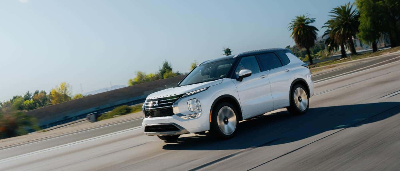 2025 Mitsubish Outlander Exterior Driving On Road Fast