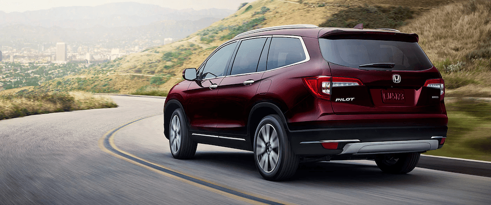 2020 Honda Pilot taking a curve
