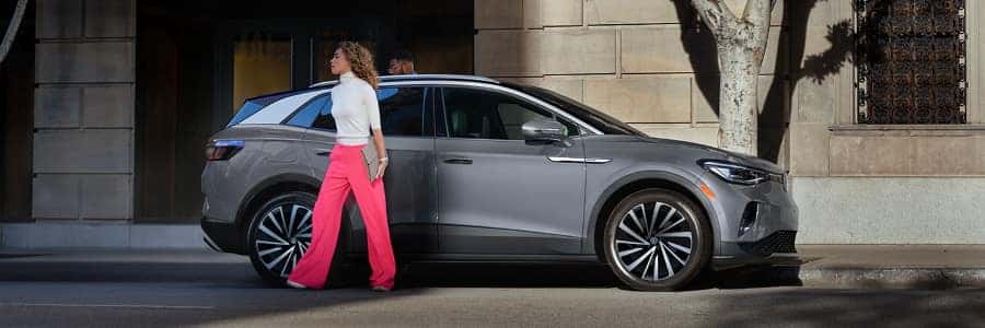 woman parking ID.4 woman parking ID.4